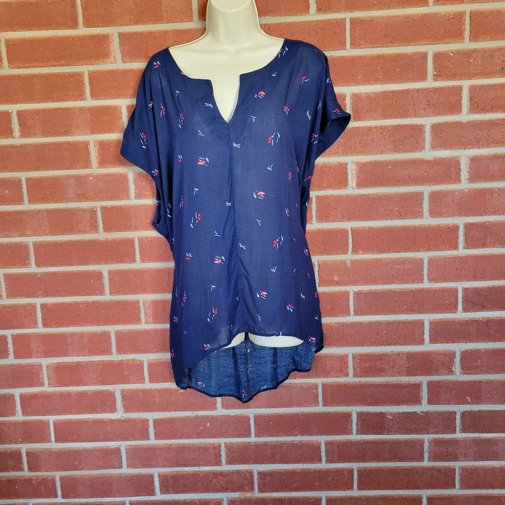 Universal Thread 1X Navy Floral Split Neck High Low Blouse.     #407